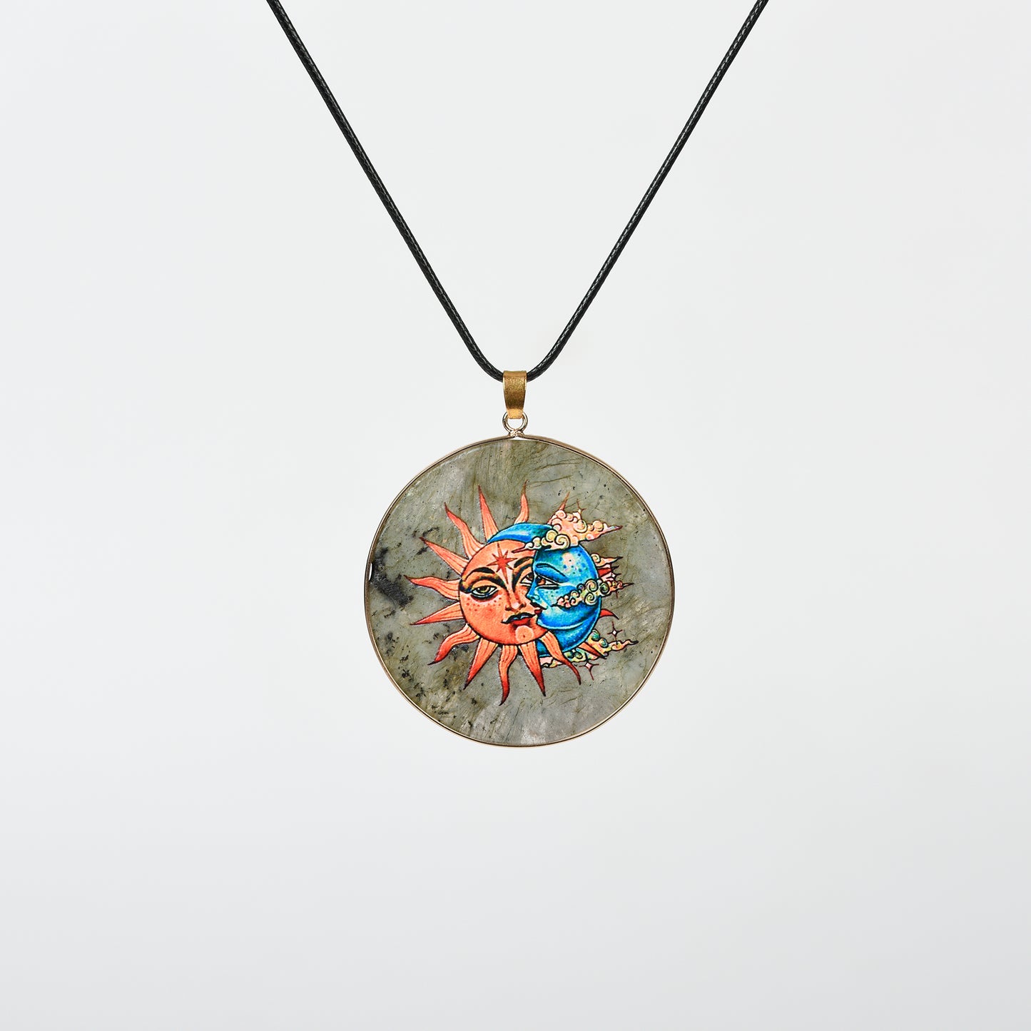 Round crystal with spray painting pendant